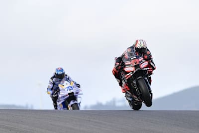 Marco Bezzecchi (4.) vor Alex Marquez (1.)