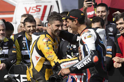 Andrea Iannone (li.) und Toprak Razgatlioglu kamen schon mal besser aus