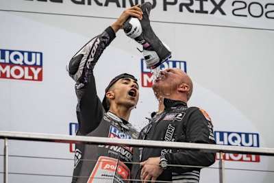 Schmeckt: Senna Agius feiert mit Teammanager Jürgen Lingg