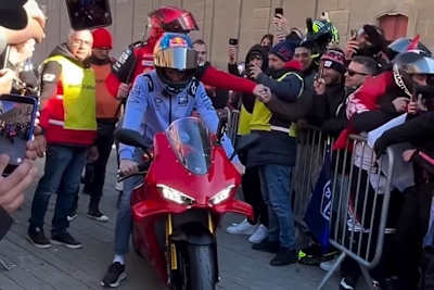 Marc Marquez (hinten) als Beifahrer bei Bruder Alex