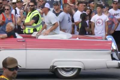Grand Marshall Jeff Ward rollt ein