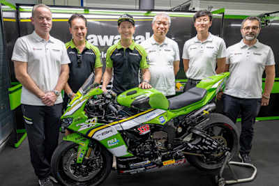 Domi Aegerter, Dritter von links, mit den Kawasaki-Verantwortlichen