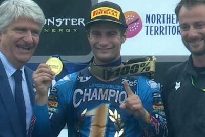 Simon Längenfelder erhält seine WM-Medaille