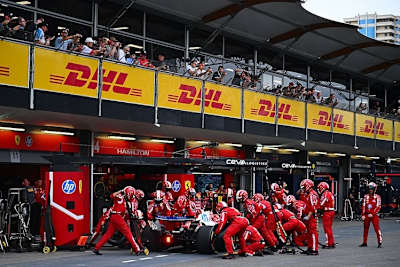 Leclerc beim Boxenstopp in Baku