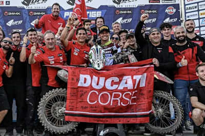 Das Beddini Ducati Team feiert den ersten Sieg der Desmo250 MX