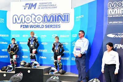 Orga-Chefin Ana Ezpeleta, rechts neben den Kindern