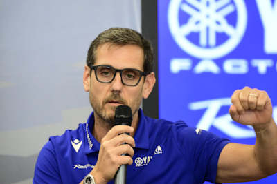 Toprak Razgatlioglu (li.) mit Yamahas MotoGP-Chef Paolo Pavesio