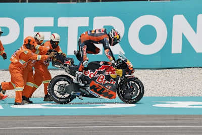 Kehrte kurz vor Ende des Q2 nach Crash auf die Strecke zurück: Pedro Acosta wurde dafür bestraft