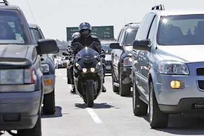 Durchfahren zwischen Autokollunnen: Erlaubt neben anderen auch in Kalifornien, dem bevölkerungsreichsten Staat der USA