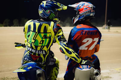 Valentino Rossi und Gast Casey Stoner auf der MotoRanch in Tavullia