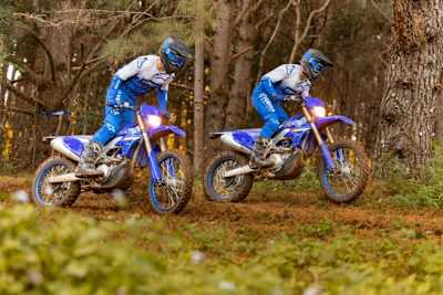 Yamaha WR250F und WR450F: Wir dürfen rutschfeste Sattelbezüge und neue Graphics vermelden