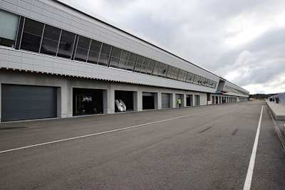 Die Boxenanlage des KymiRings: Bleibt das ein 1:1-Modell einer Rennstrecke?