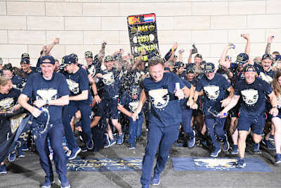 Nach dem Sprint von Katar: Red Bull Racing feiert den Titel von Max Verstappen, Christian Horner flieht vor Dusche