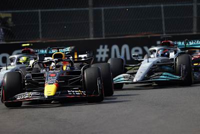 Max Verstappen vor Lewis Hamilton (links) und George Russell (rechts)