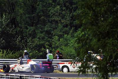Taki Inoue erlebte 1995 eine Schrecksekunde, als er versuchte, ein Feuer an seinem gestrandeten Arrows zu löschen