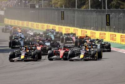 Verstappen siegt und siegt und siegt und siegt – Dr. Helmut Marko (im weissen Hemd) freut sich