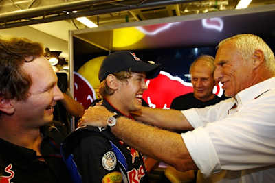 Sebastian Vettel und Didi Mateschitz nach dem Gewinn des ersten WM-Titels 2010 in Abu Dhabi