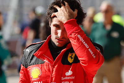 George Russell (links) hat den Ferrari von Carlos Sainz umgedreht