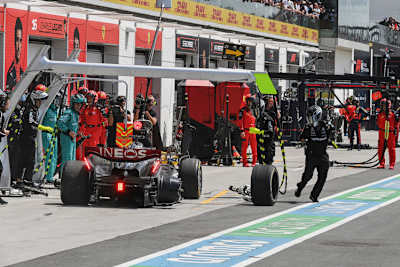 George Russell bringt seinen Mercedes nach dem Mauerkuss zurück an die Box