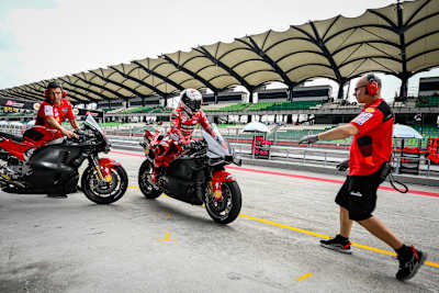 Sepang-Test: Pecco Bagnaia und ein Teil seiner Ducati-Crew