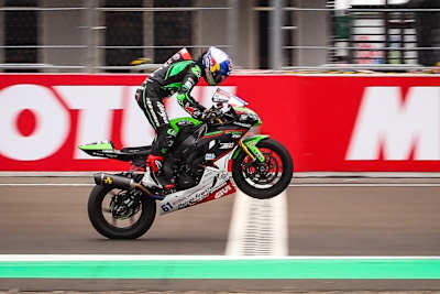 Can Öncü fuhr mit einem Wheelie über den Zielstrich