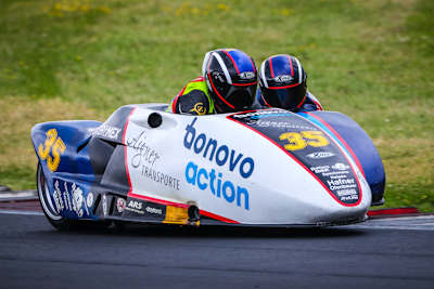 Josef Sattler/Luca Schmidt führen die IDM Seitenwagen ungefährdet an