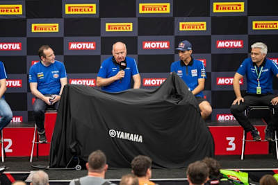 Verhüllt wartete die Yamaha R1 auf Toprak Razgatlioglu