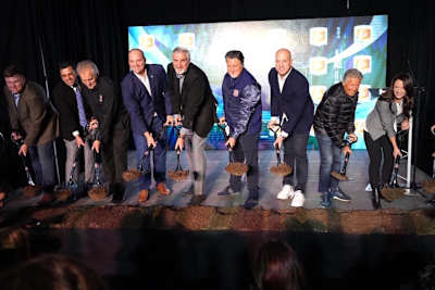 Spatenstich für das neue Rennwagenwerk, mit Rennlegende Mario Andretti (Zweiter von rechts), Michael Andretti (Fünfter von rechts) und Indiana-Gouverneur Eric Holcomb (links neben Michael)