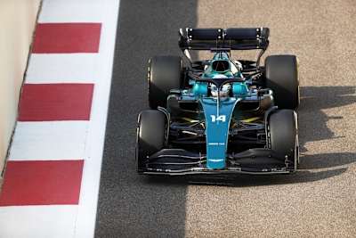 Fernando Alonso im nackten Aston Martin