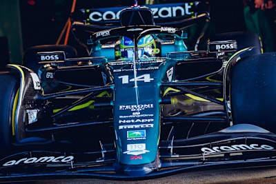 Fernando Alonso beim ersten Funktionstest mit dem Aston Martin AMR23