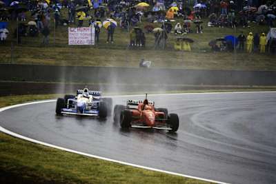 Michael Schumacher 1996 in Spanien vor Jean Alesi