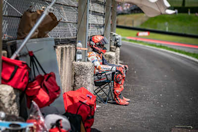 «Ratlos»: Marc Márquez ratlos in Mugello, als er im Rennen in der letzten Kurve gestürzt ist