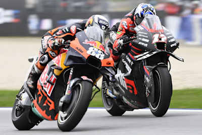 Maverick Viñales im Zweikampf mit KTM-Pilot Brad Binder