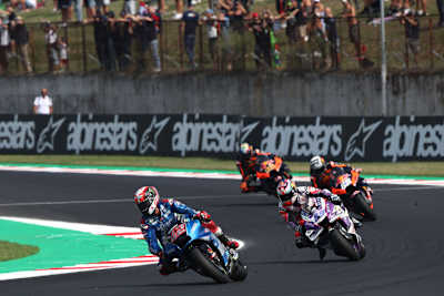 Alex Rins vor Jorge Martin und den beiden Werks-KTM