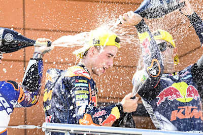 Jubel in Aragón: Zwei Red Bull KTM Ajo-Piloten auf dem Podest