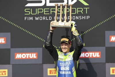 Ein weiterer Siegerpokal für Dominique Aegerter