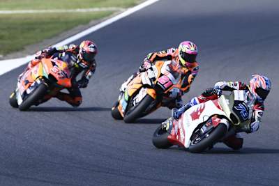 Ai Ogura vor Alonso López und Augusto Fernández