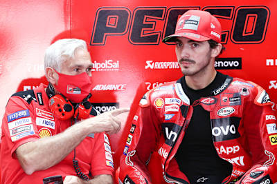 Pecco Bagnaia neben Lenovo-Ducati-Teammanager Davide Tardozzi