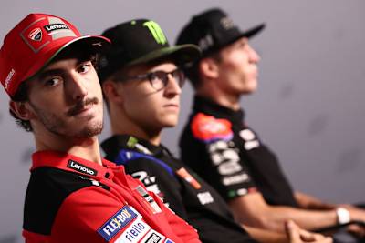 Pecco Bagnaia in der Pressekonferenz neben Fabio Quartararo und Aleix Espargaró