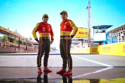 Die neuen Anzüge von Carlos Sainz und Charles Leclerc