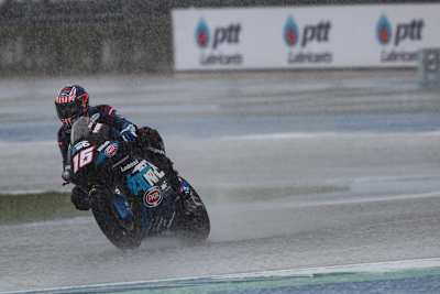 Joe Roberts kämpft sich durch die Wassermassen