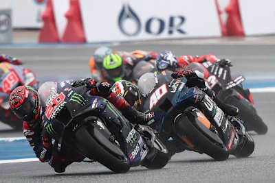 Fabio Quartararo (#20) im Rennen vor Darryn Binder (#40)