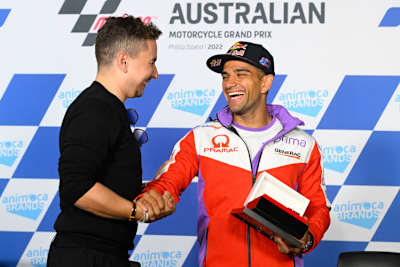 Martin brach seinen Rekord, Jorge Lorenzo (links) nahm es sportlich