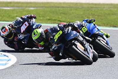 Cal Crutchlow vor Joan Mir (Suzuki) und Darryn Binder