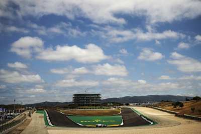 Die Strecke in Portimão bietet eine tolle Kulisse