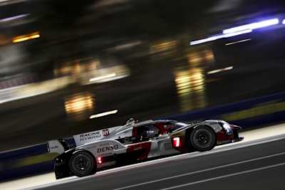In der Dunkelheit: Ein Toyota GR010 Hybrid in Bahrain