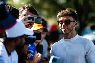 Pierre Gasly unten vielen Fans