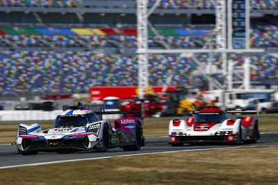 Der Acura ARX-06 vor dem Porsche 963