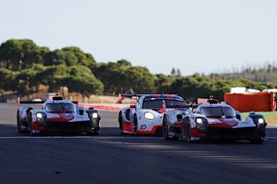 Die beiden Toyota GR010 Hybrid in Portimão - dazwischen ein Porsche 911 RSR