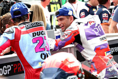 Im Parc Fermé: Enea Bastianini und Jorge Martin im Gespräch